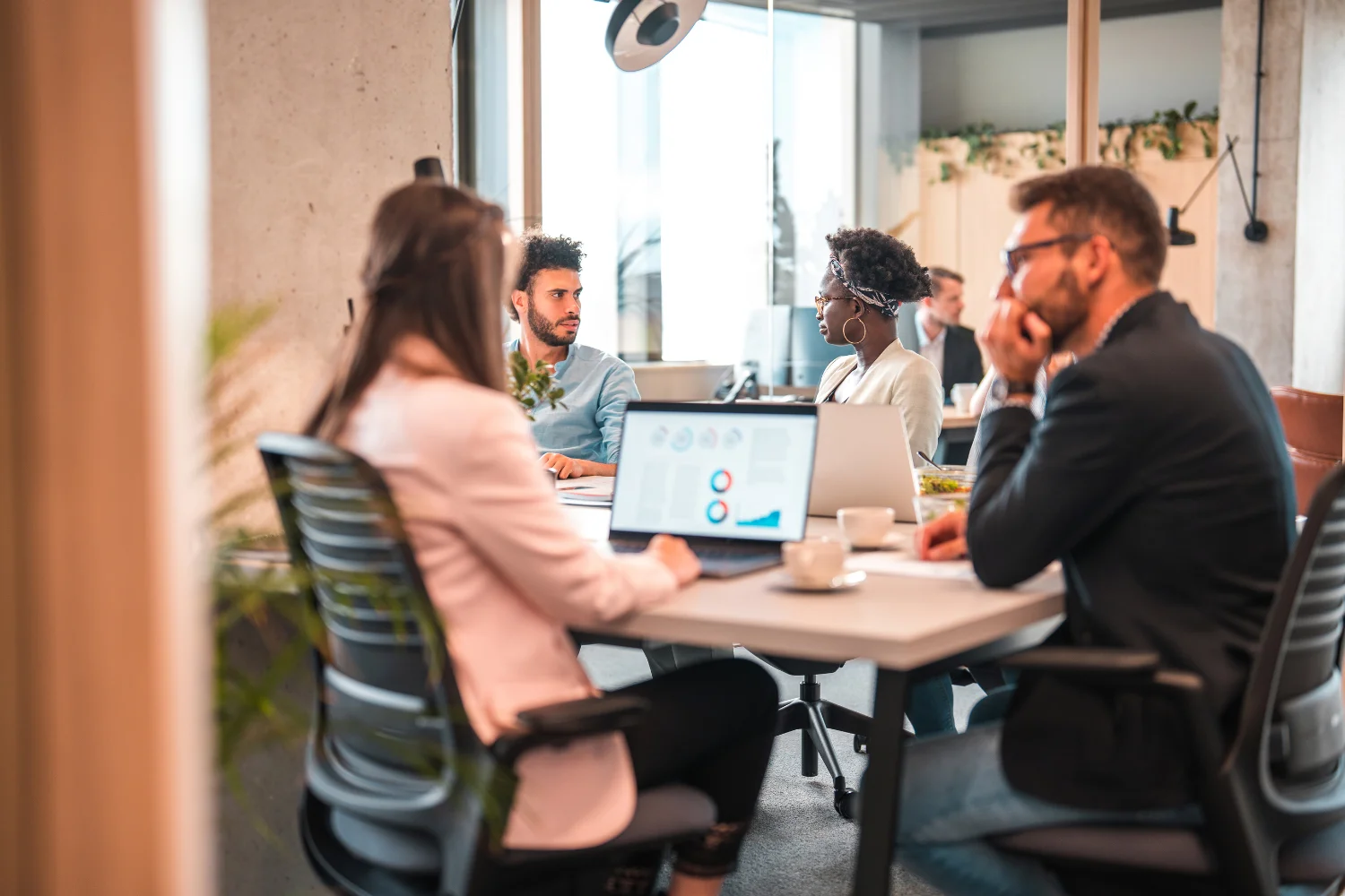 Een team in een kantoor bespreekt flexibele backoffice-oplossingen voor uitzendbureaus en detacheringsbedrijven.