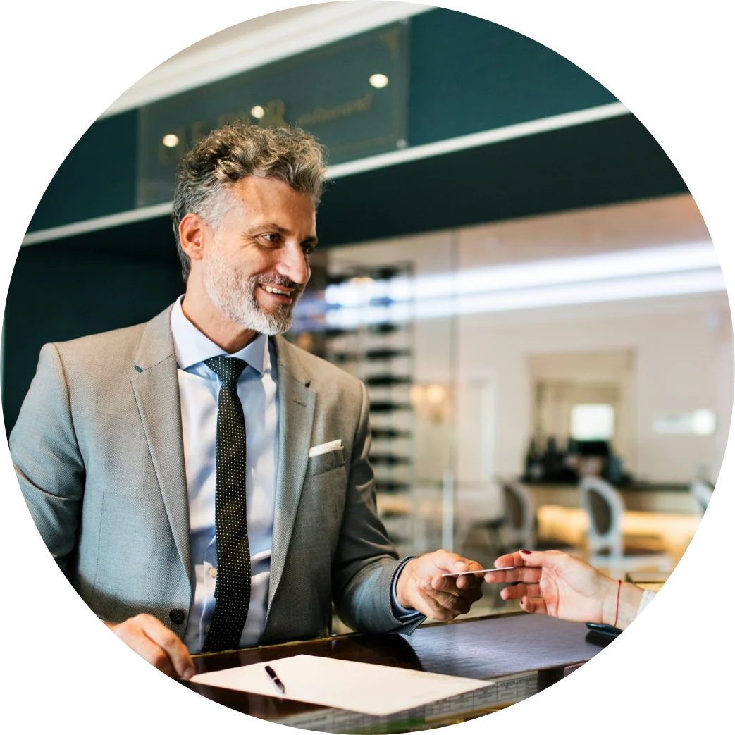 Een horecateamlid in actie met ondersteuning van Flex Modulair’s flexibele en compliant backoffice oplossingen.